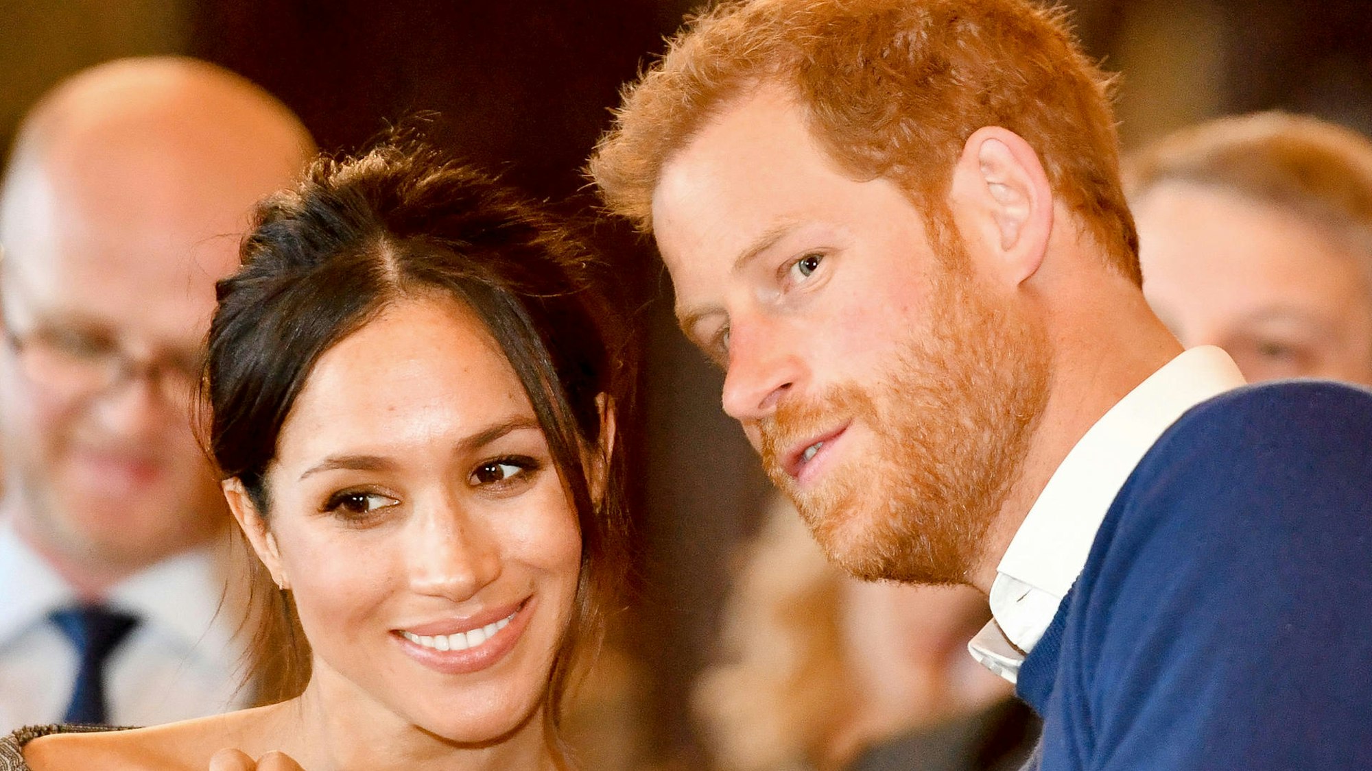 Prinz Harry und seine Frau Meghan reden.