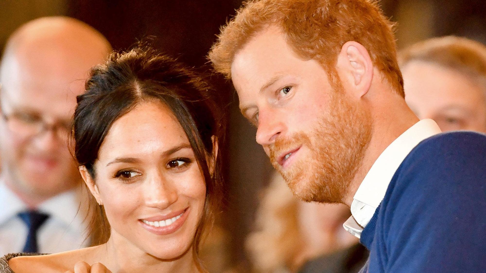 Prinz Harry und seine Frau Meghan reden.