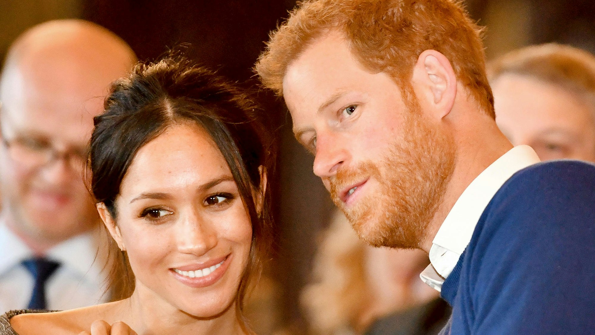 Prinz Harry und seine Frau Meghan reden.