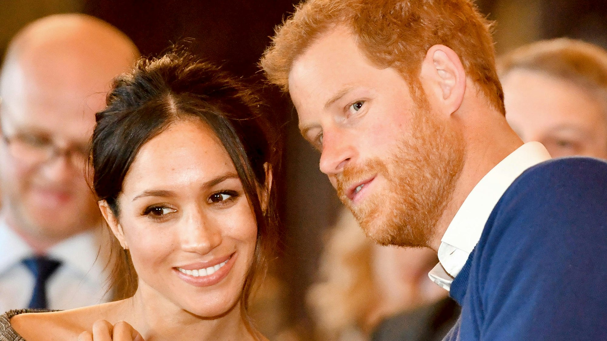 Prinz Harry und seine Frau Meghan reden.