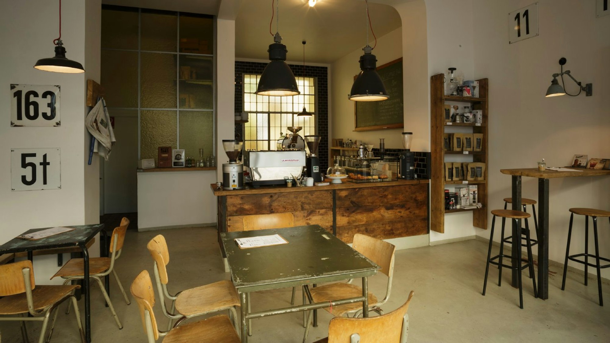 Das Café Ernst in der Südstadt ist im minimalistischen Design mit Industrie-Charme gehalten. (Archivbild)