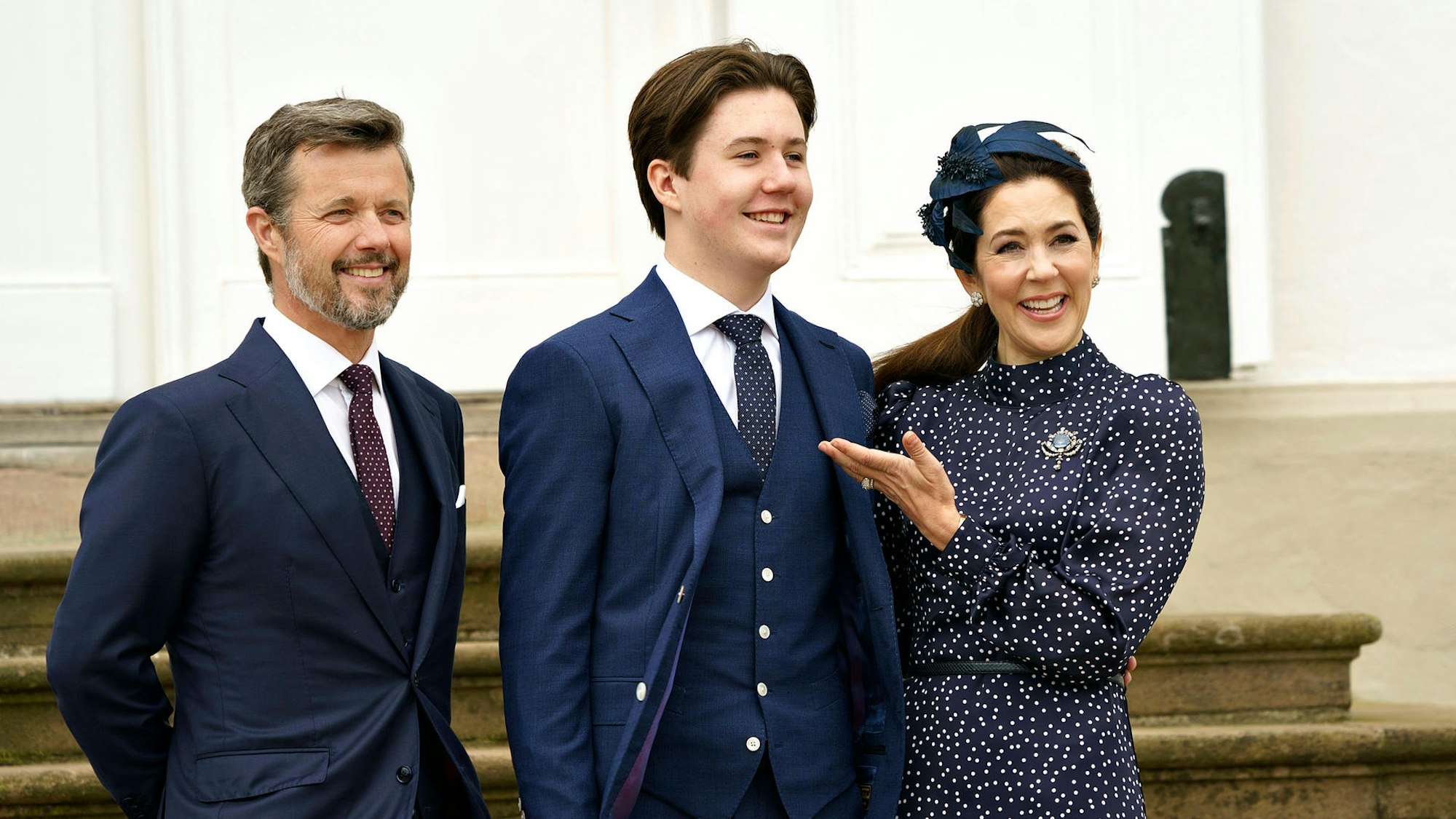Prinz Christian von Dänemark zwischen seinen Eltern König Frederik und Königin Mary.