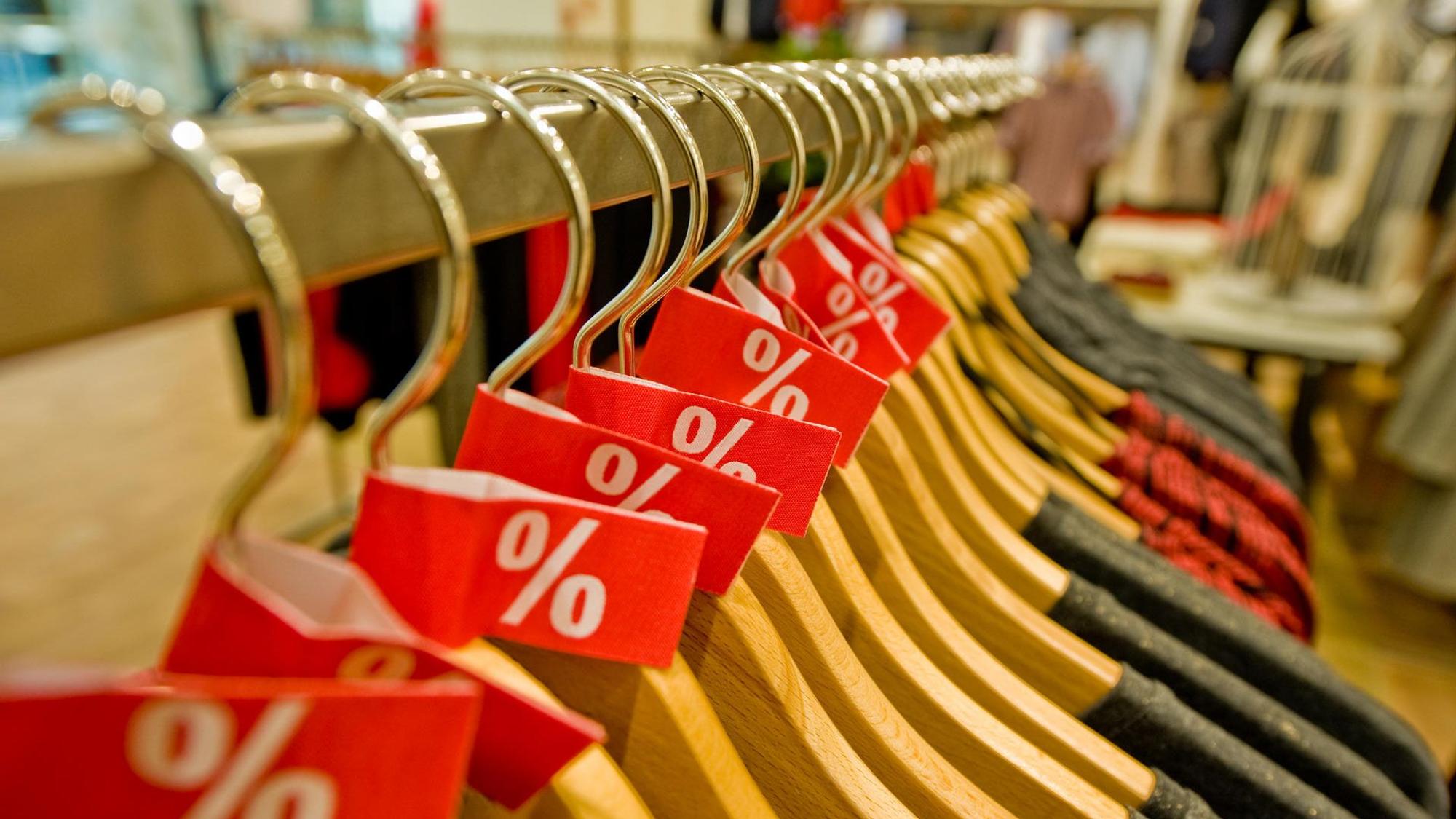 Sale-Schilder an Kleiderbügeln