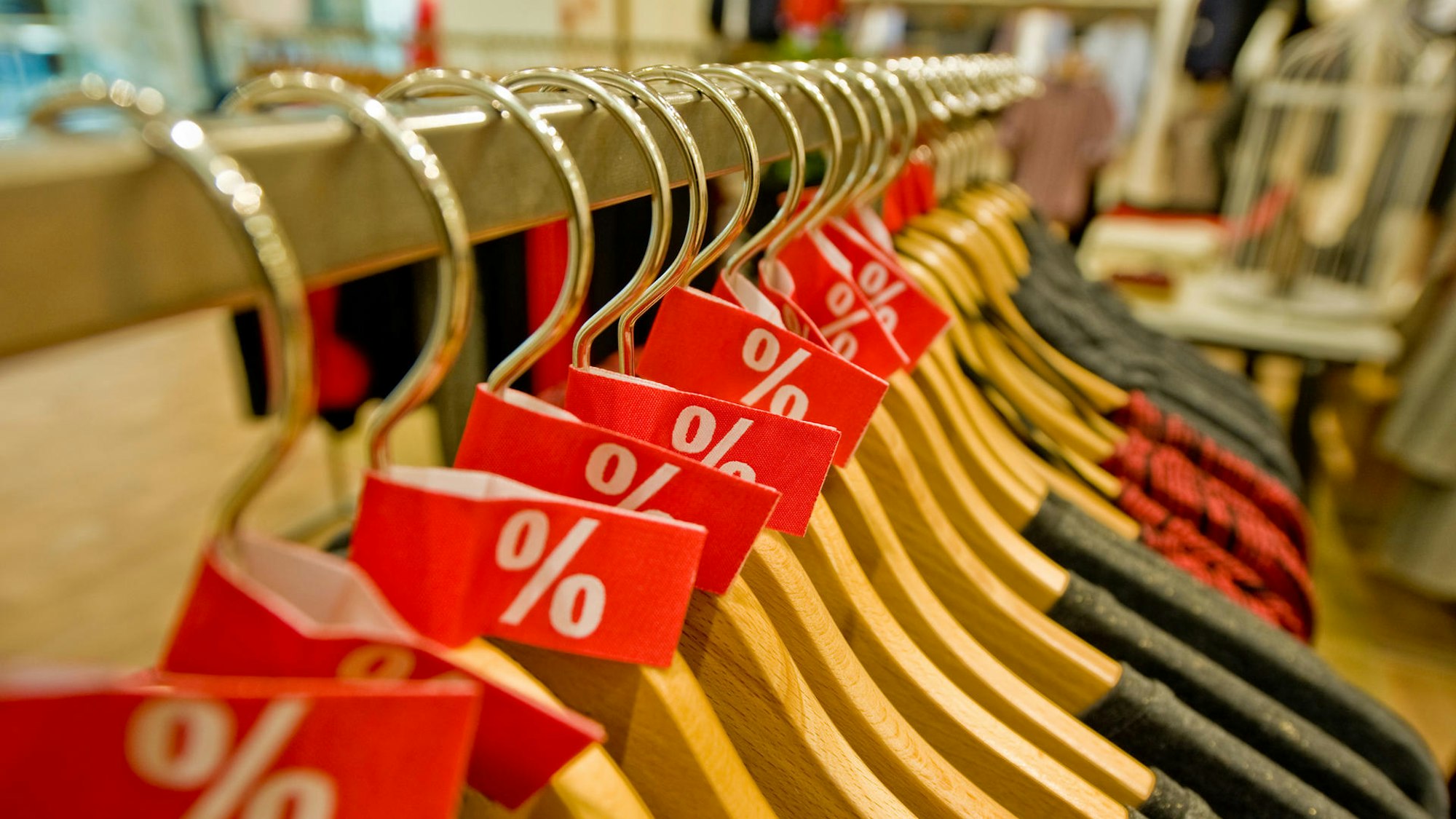 Sale-Schilder an Kleiderbügeln