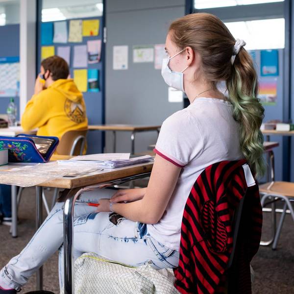 Schüler mit Maske