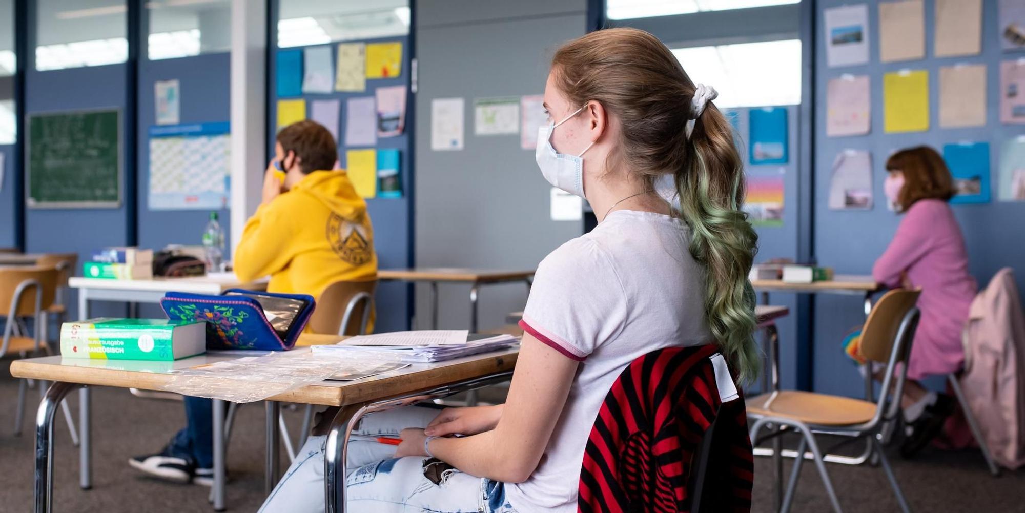 Schüler mit Maske