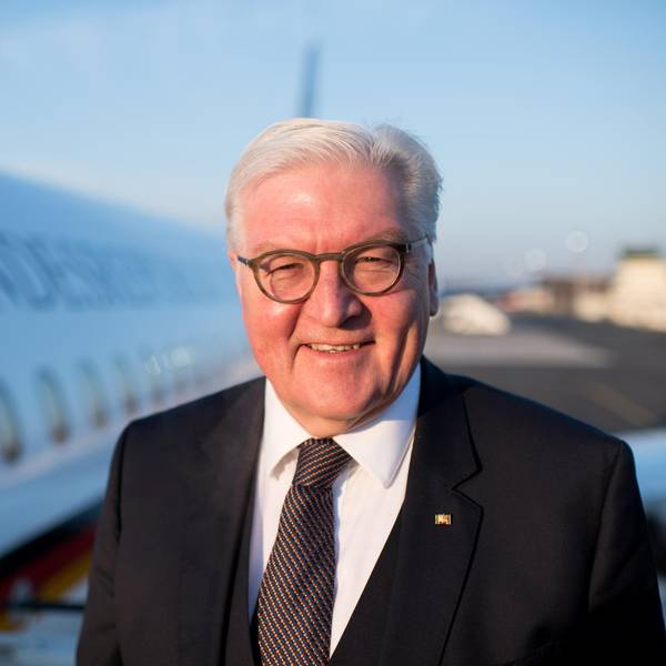 Steinmeier vor Flugzeug