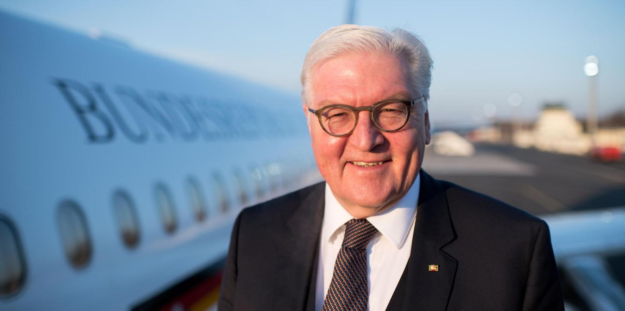 Steinmeier vor Flugzeug