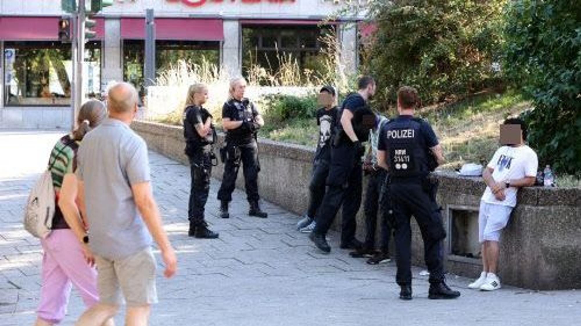 Die Polizei kontrolliert mutmaßliche Dealer auf dem Ebertplatz.