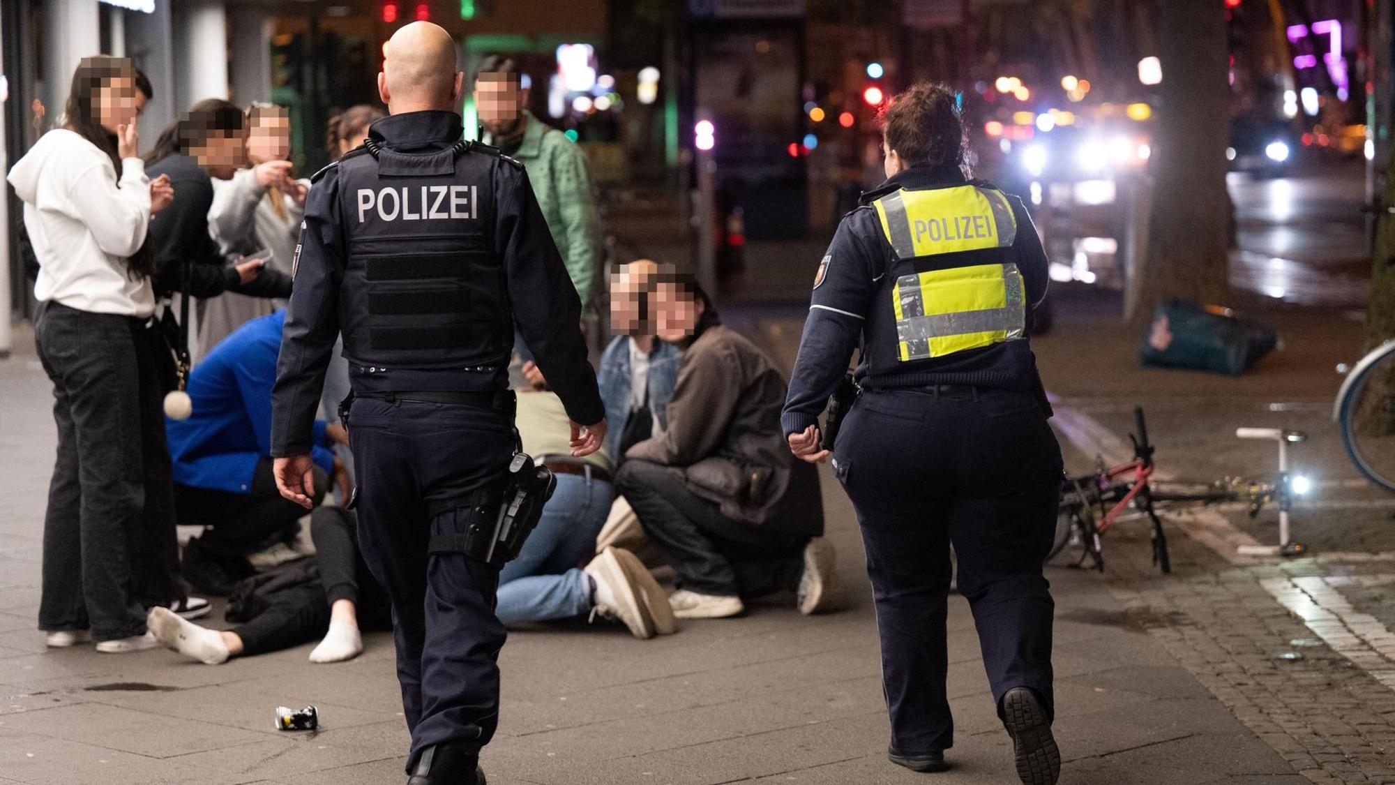 Die Polizei findet einen Verletzten, der niedergeschlagen wurde.