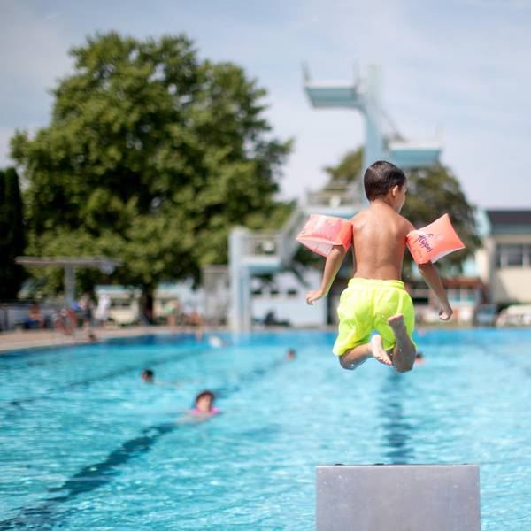 Kind_Sprung_Schwimmbecken