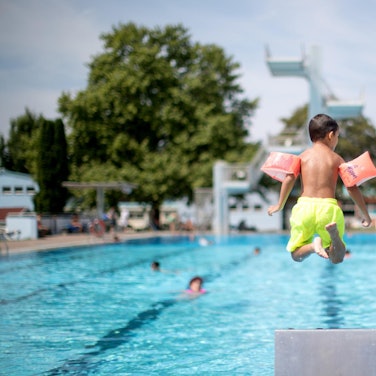Kind_Sprung_Schwimmbecken