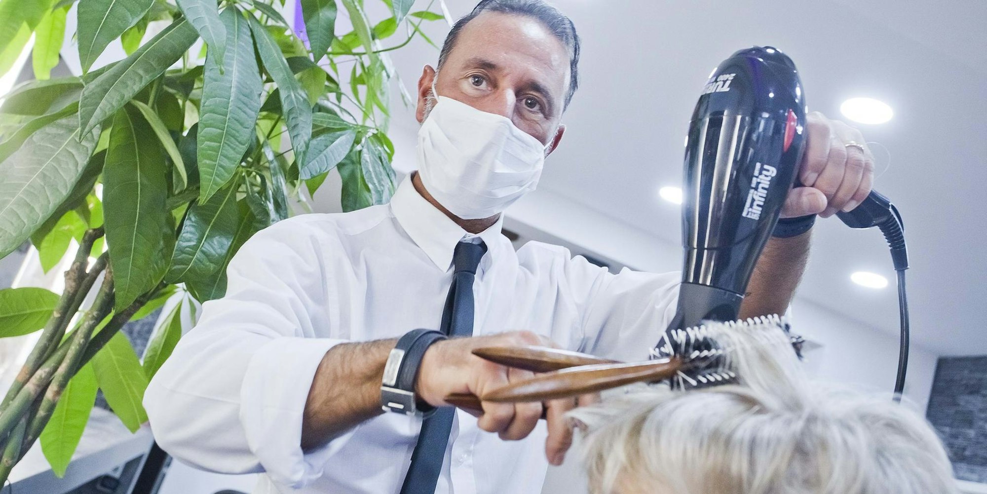 dbo_Corona_Friseur002
