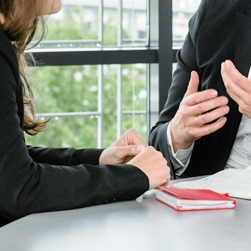 Büro Gespräch Symbolbild