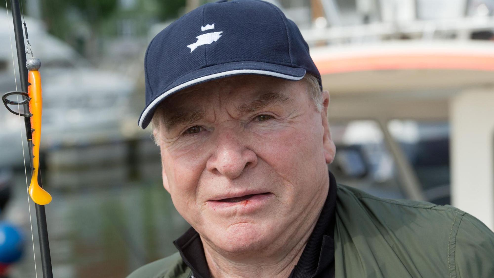 Fritz Wepper schaut in die Kamera, er trägt eine Basketballkappe.