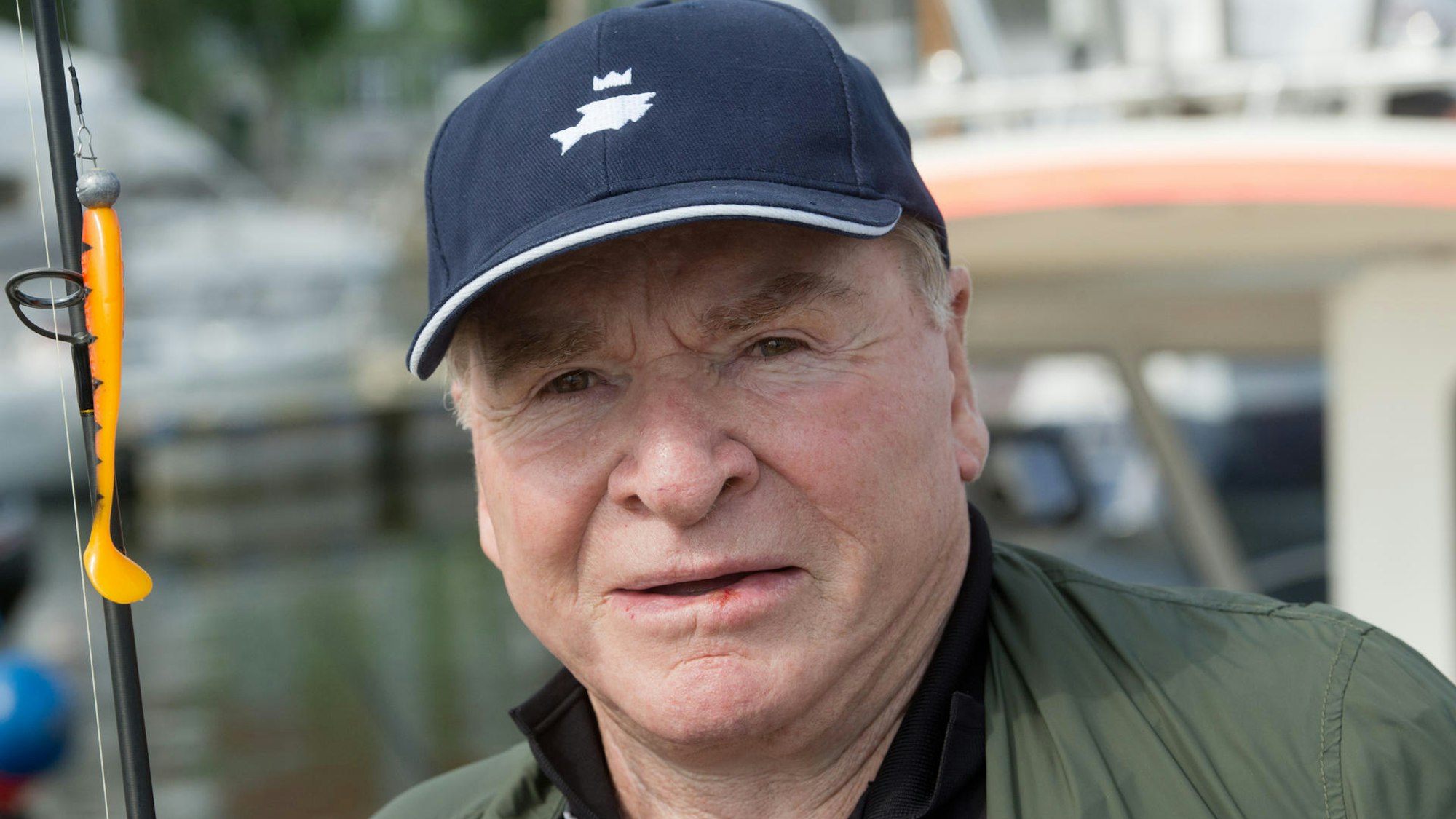 Fritz Wepper schaut in die Kamera, er trägt eine Basketballkappe.