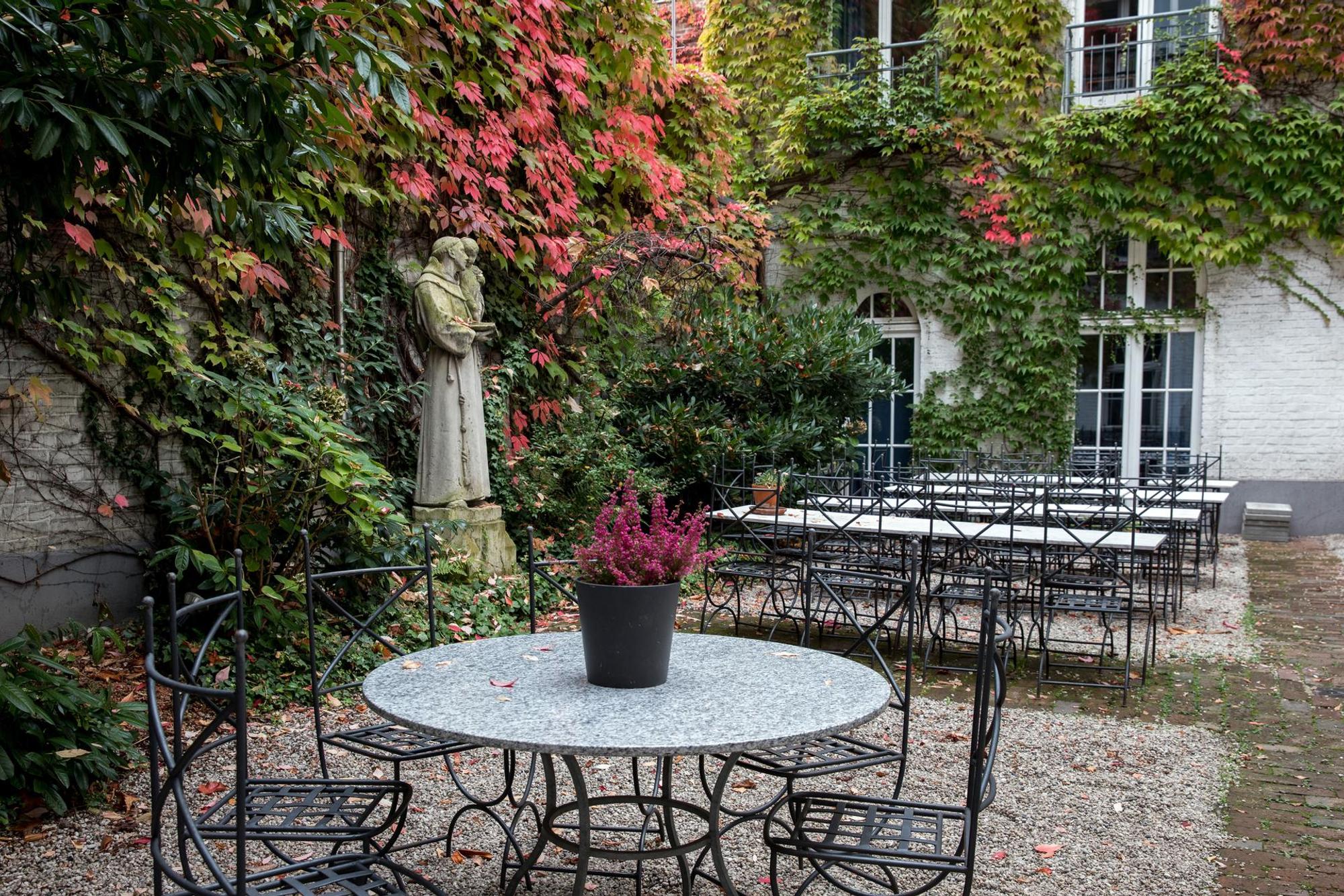 Idyllische Innenhof im neuen „Augustin": Wilder Wein hängt an den alten Hauswänden