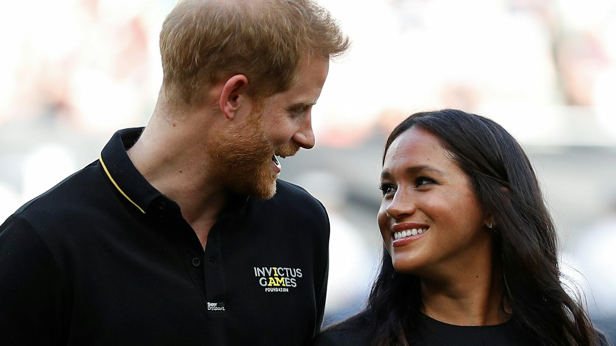 Meghan Markle und Prinz Harry bei einem Termin.