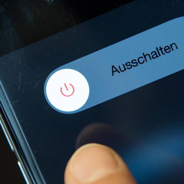 Nutzer schaltet iPhone aus