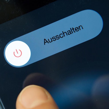 Nutzer schaltet iPhone aus