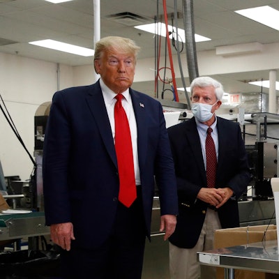 Trump Fabrik Wattestäbchen