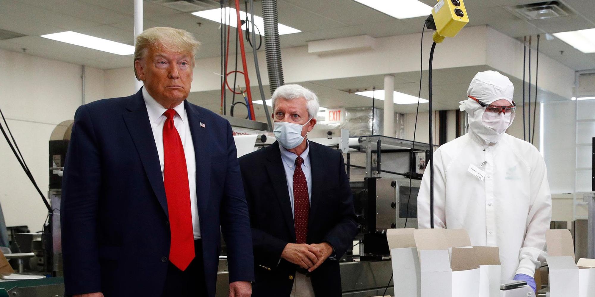 Trump Fabrik Wattestäbchen