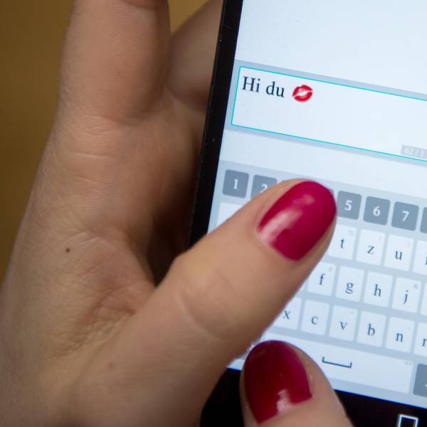 Frau tippt eine Nachricht auf einem Smartphone