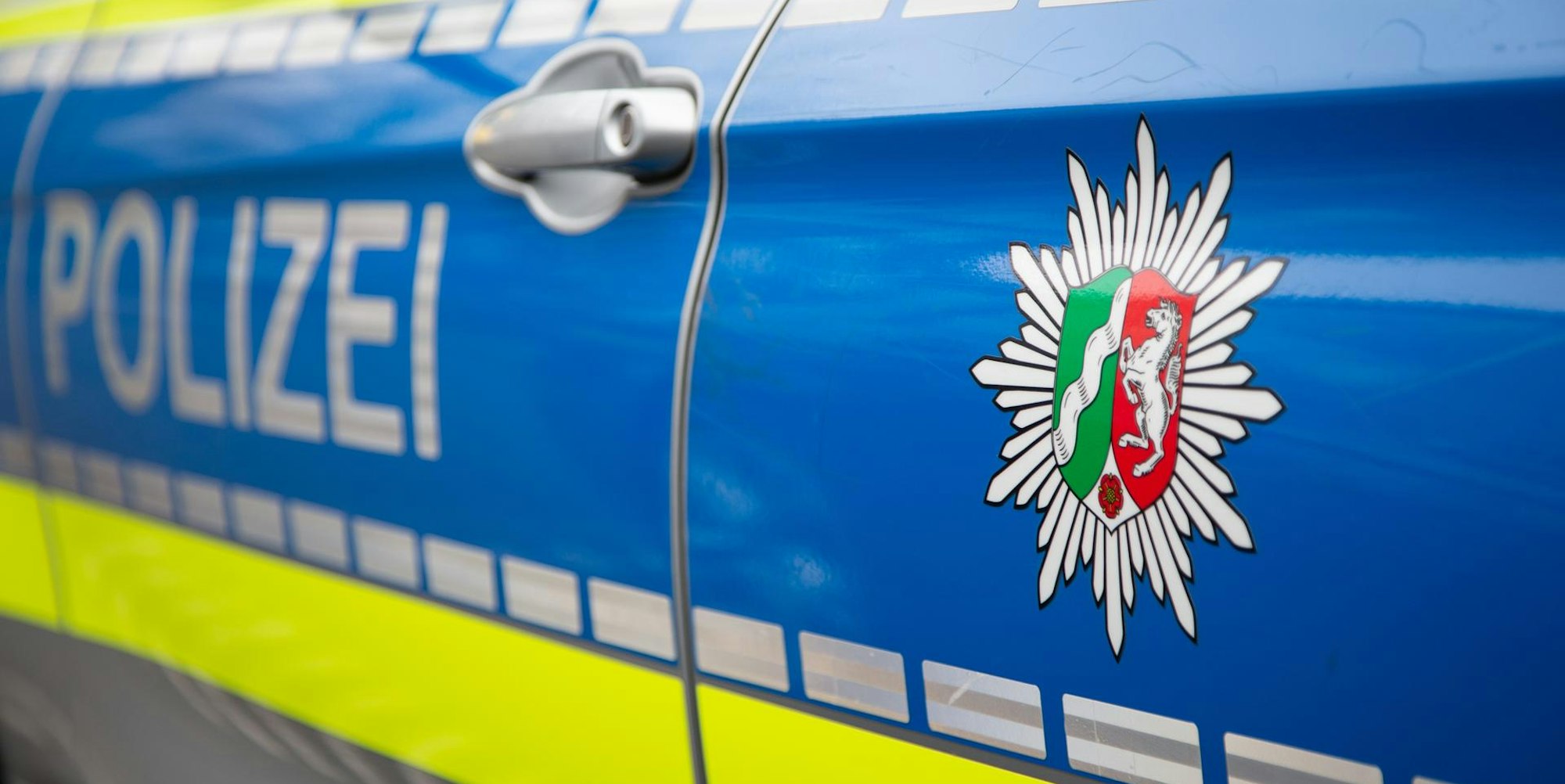 Polizei NRW Auto Symbol Tageslicht