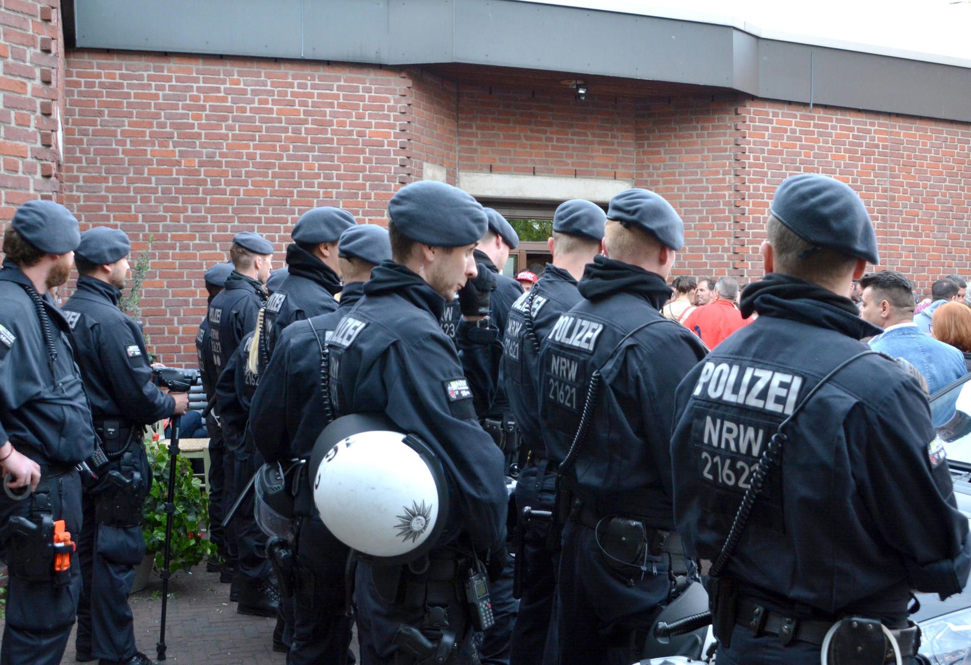 Polizei_Rumänen_Wahllokal
