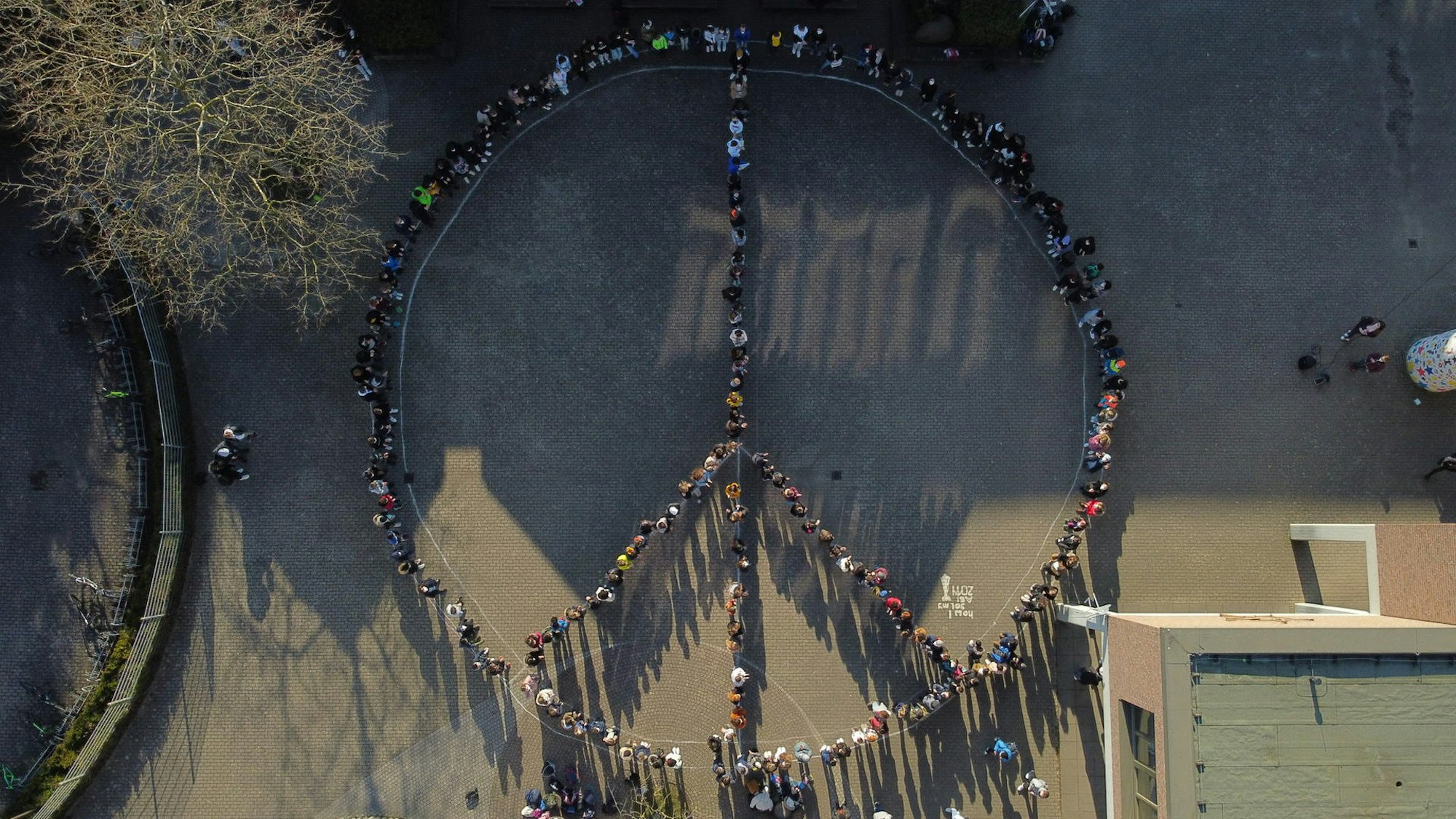 20220304-ber-erftgymnasium-peace-zeichen-5-8