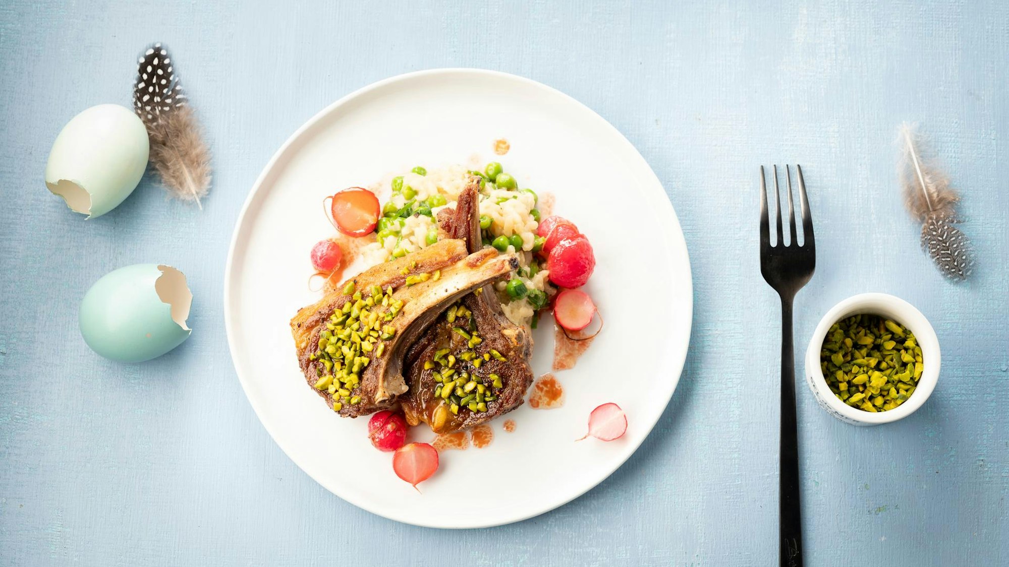 Lammkotelett mit Risotto auf einem Teller angerichtet