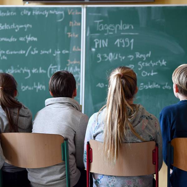 Schüler vor Tafel Symbolbild