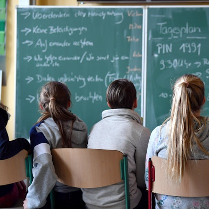 Schüler vor Tafel Symbolbild