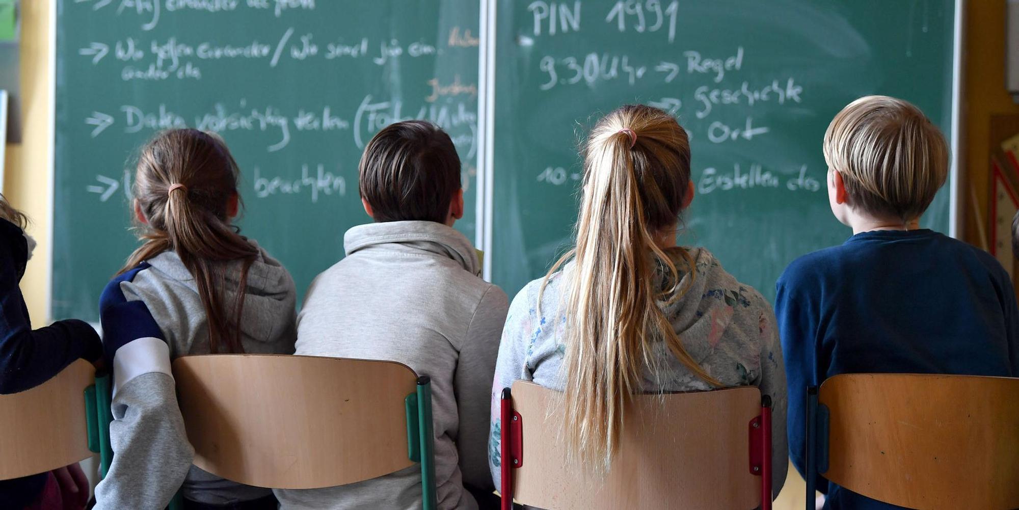 Schüler vor Tafel Symbolbild