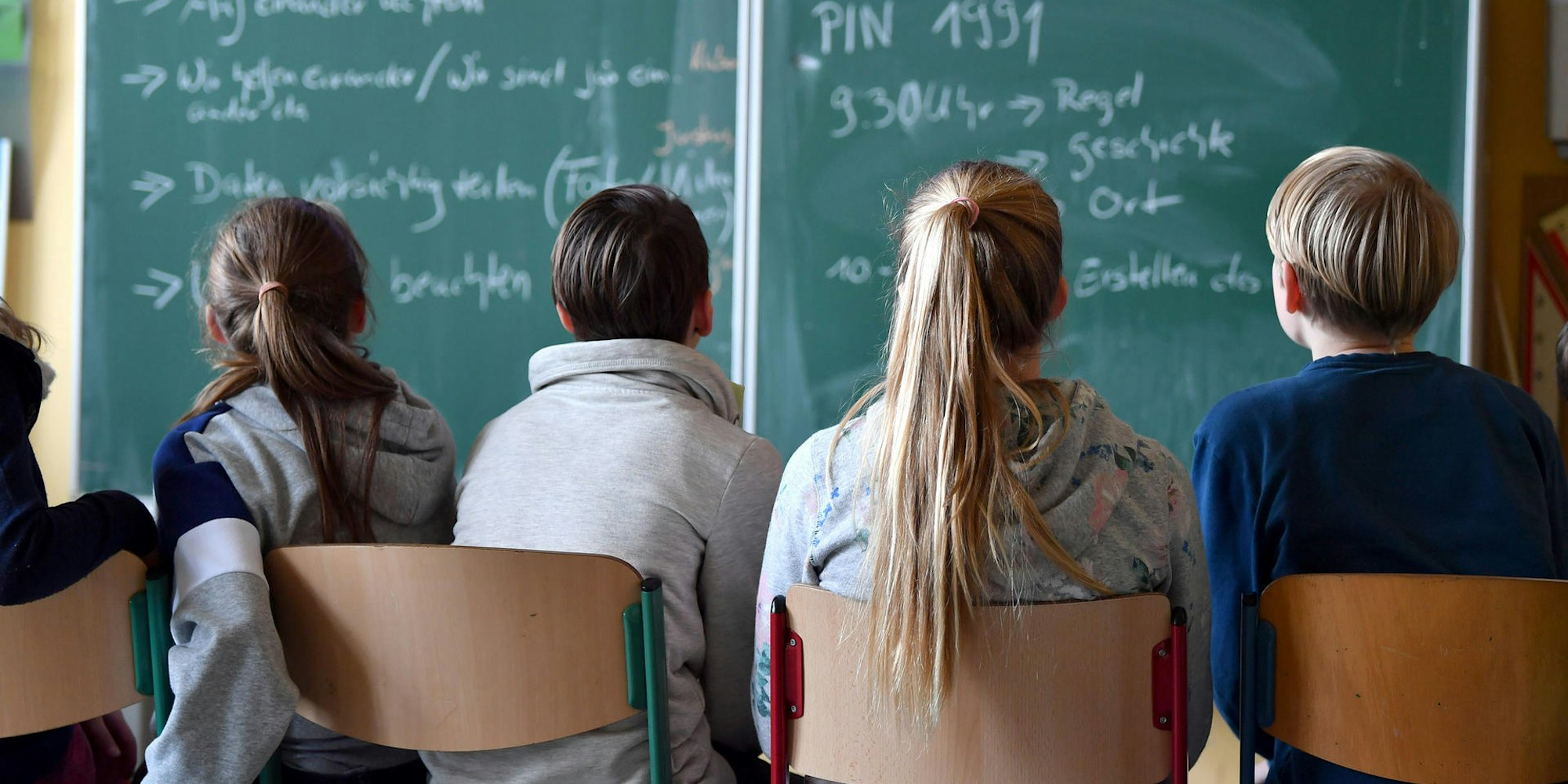 Schüler vor Tafel Symbolbild