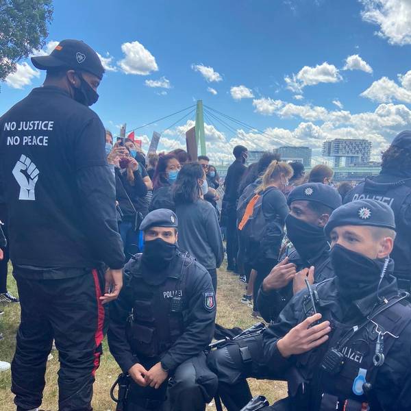 Kniende Polizisten 2 Credit Mvouika