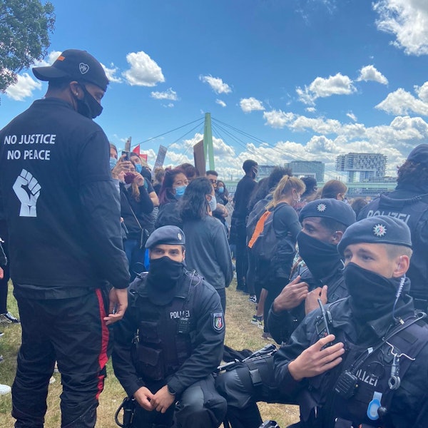 Kniende Polizisten 2 Credit Mvouika