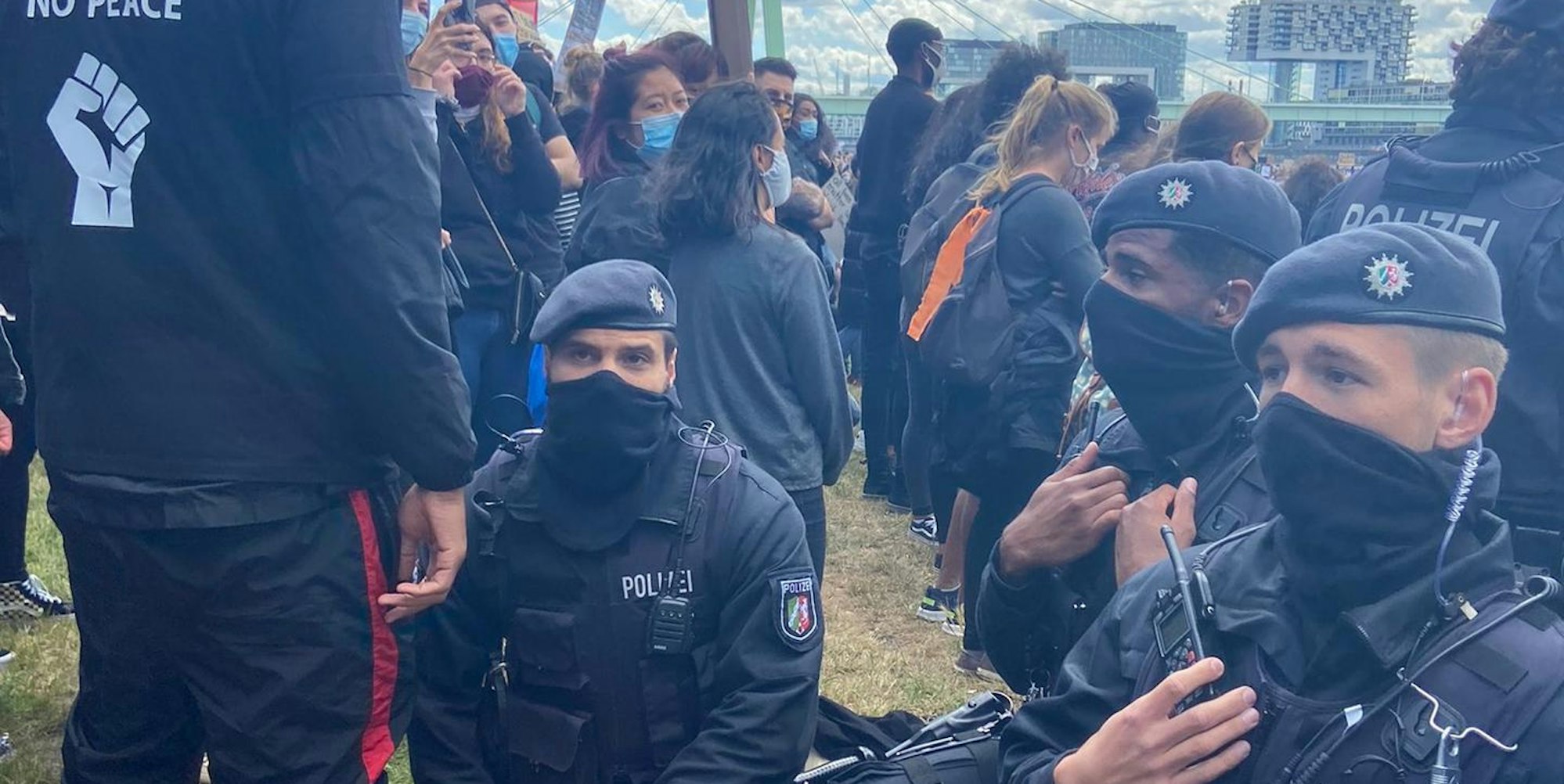 Kniende Polizisten 2 Credit Mvouika