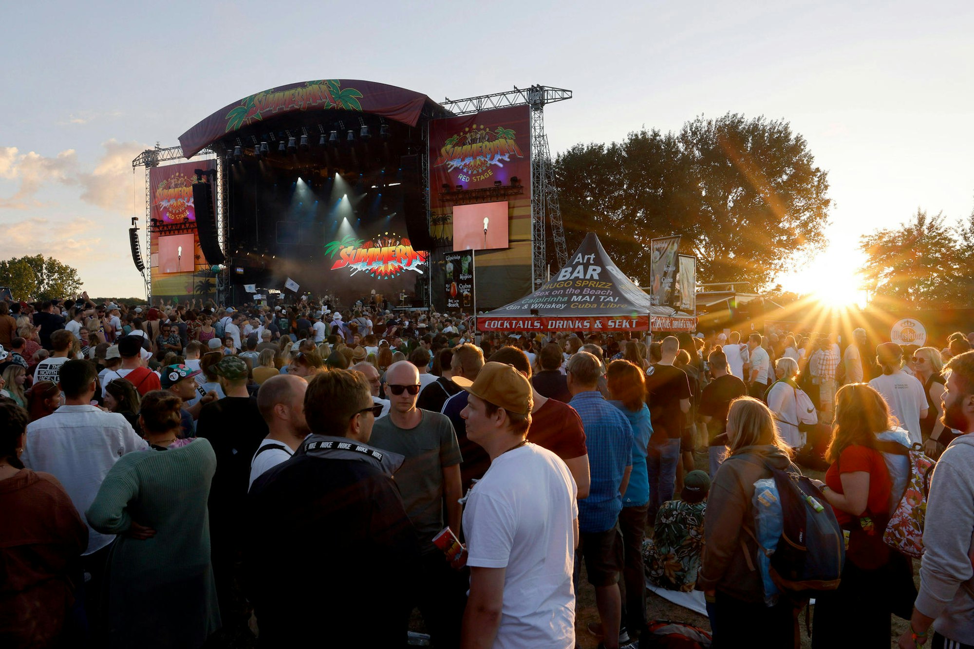 Impressionen vom Summerjam Festival 2022: Viele Festivalbesucher und bunte Dekorationen.