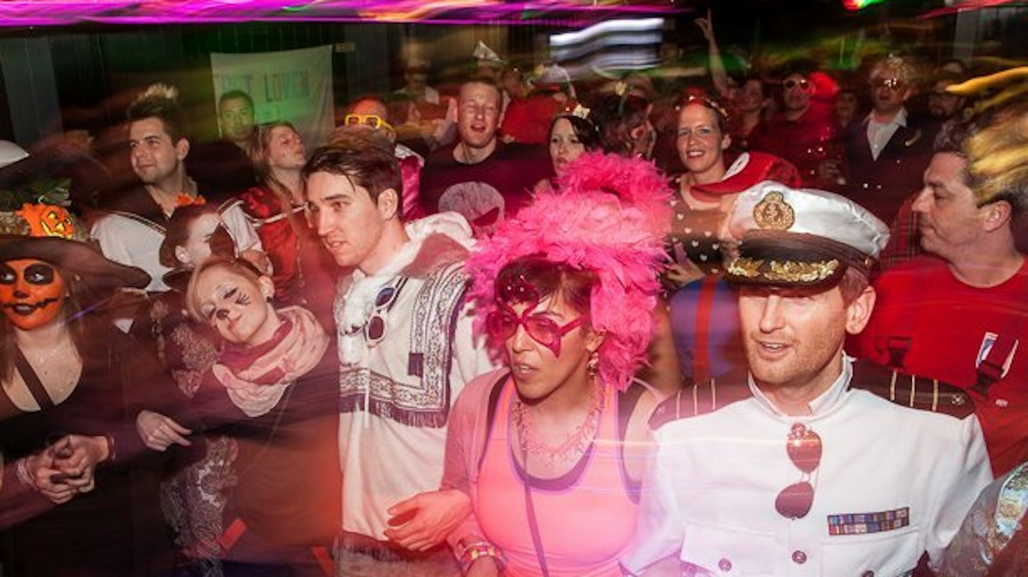 Feiernde Jecke in Kostümen.