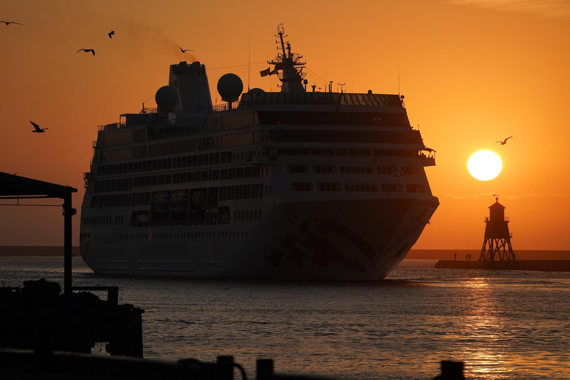 Kreuzfahrtschiff_Sonnenaufgang