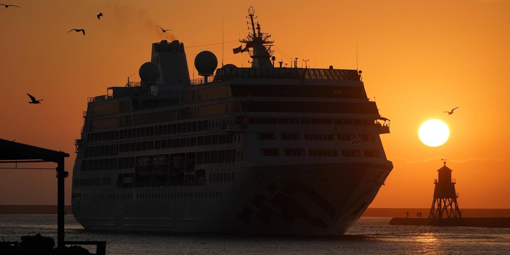 Kreuzfahrtschiff_Sonnenaufgang