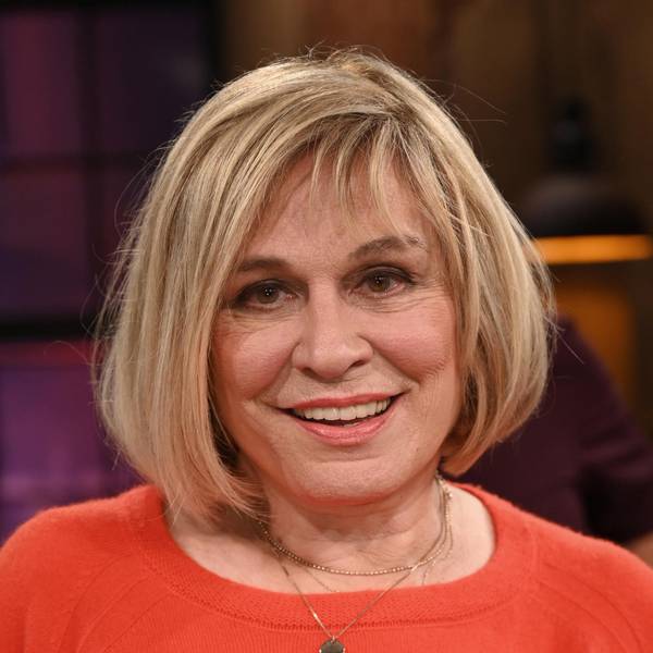 Mary Roos lächelt in einem TV-Studio.