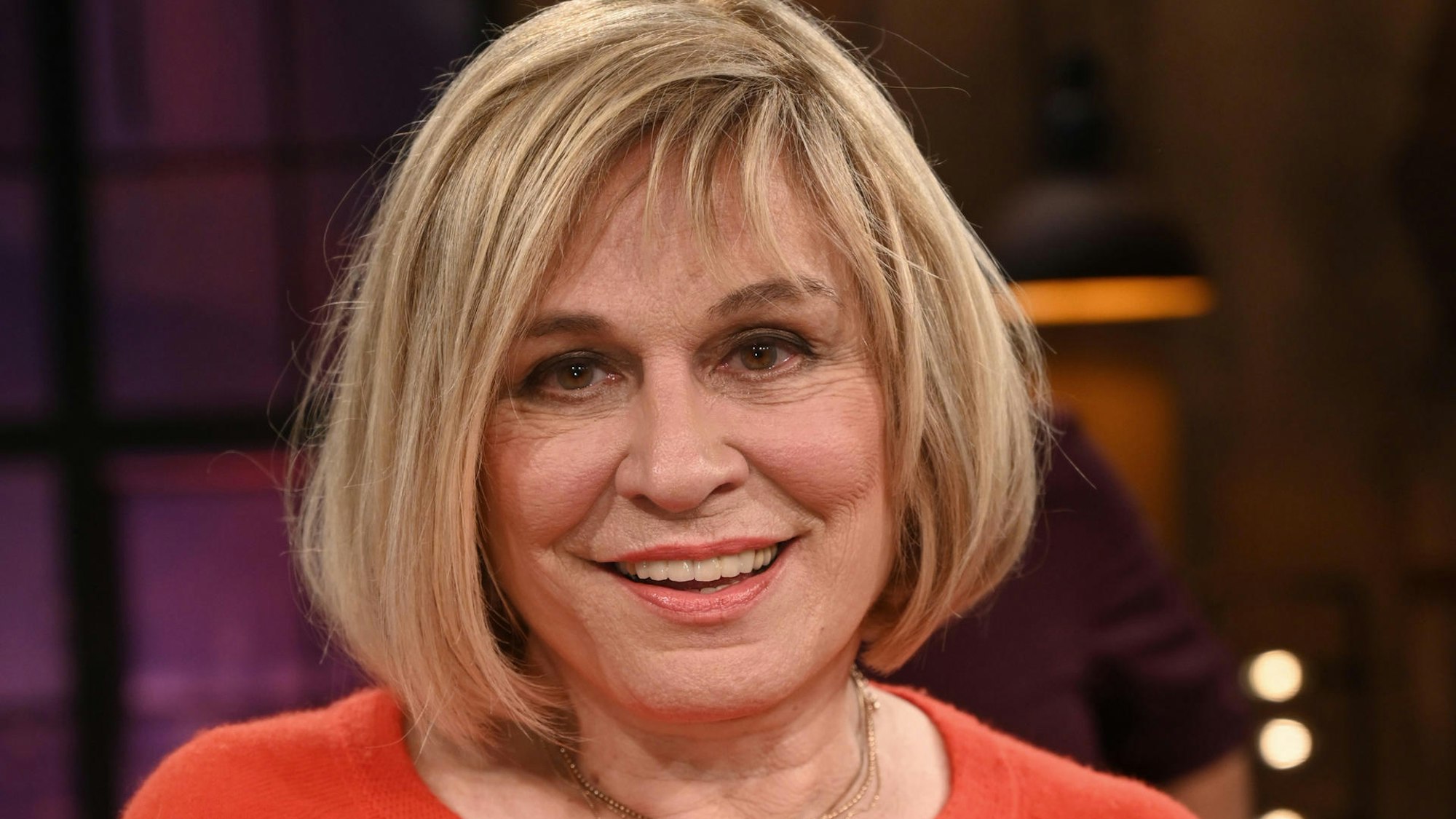 Mary Roos lächelt in einem TV-Studio.