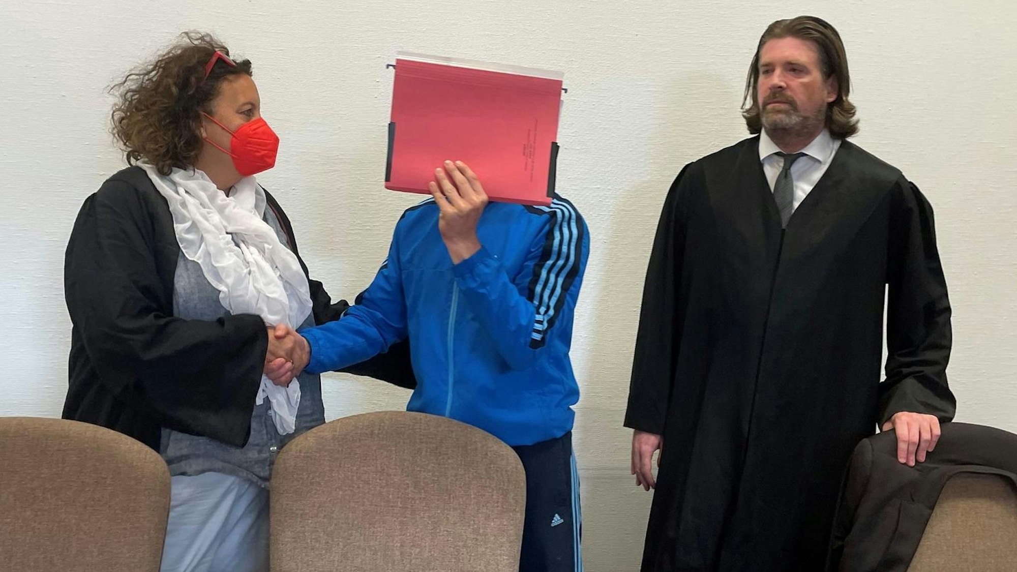 Der Angeklagte (30) mit Verteidigerin Monika Troll und Verteidiger Dominic Marraffa im Landgericht.