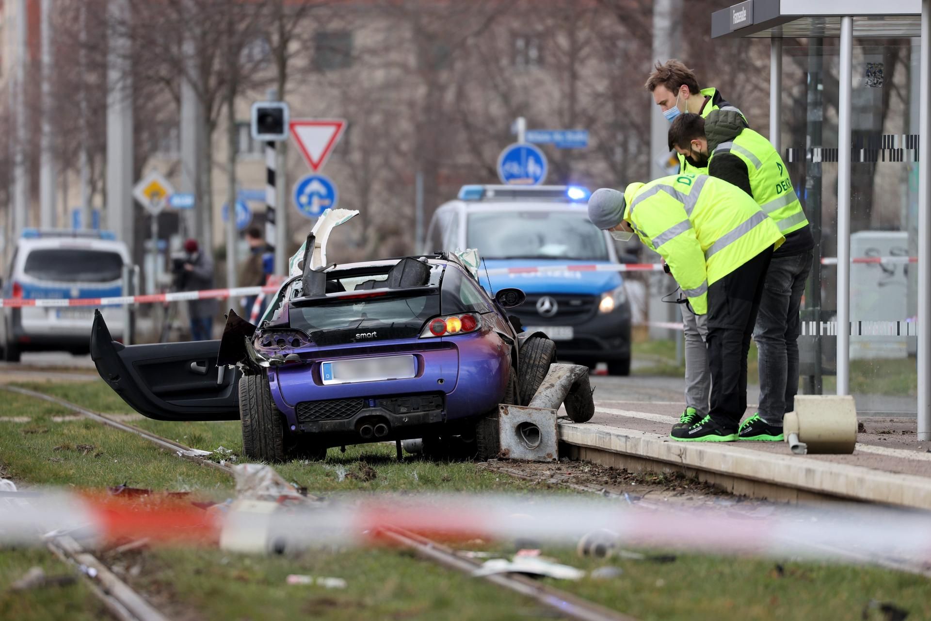 Leipzig Auto in Menschenmenge
