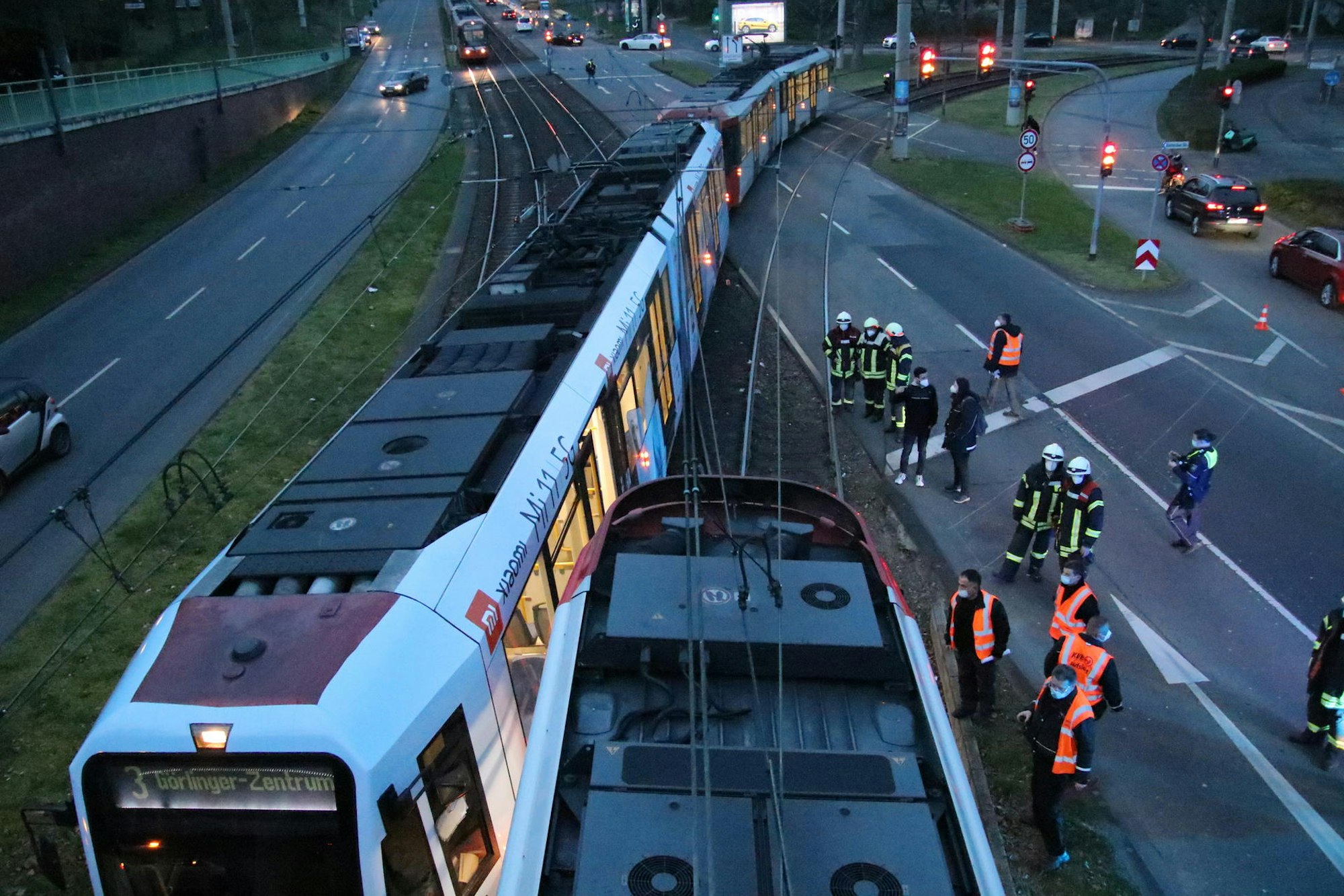 KVB Unfall LInie 3 und 4 zusammengestosen Pfaelzischer Ring Koeln_04