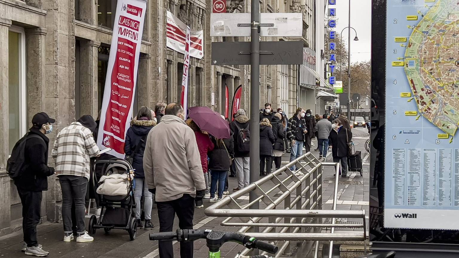Lange Schlangen vor dem Kölner Gesundheitszentrum.