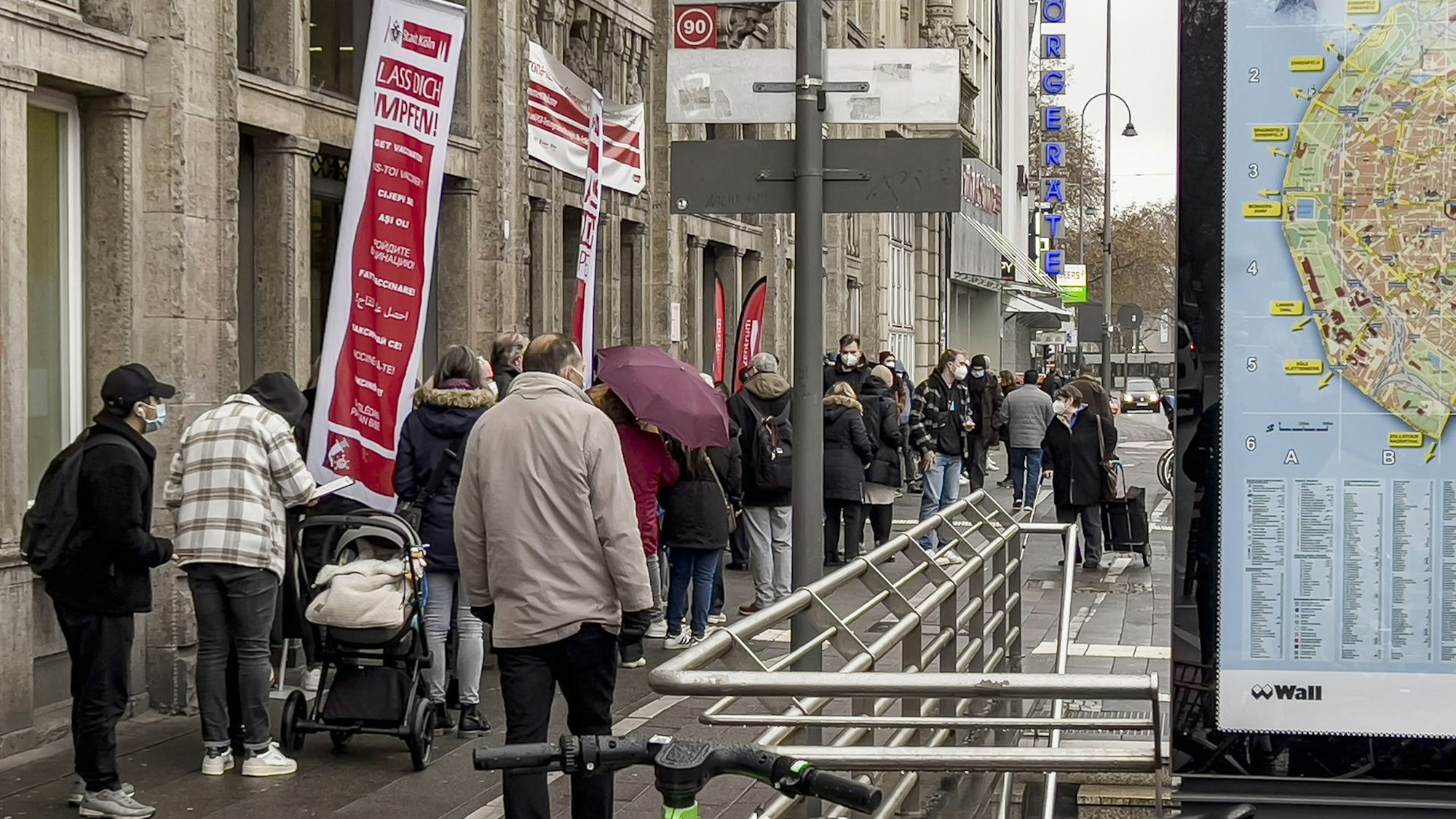 Lange Schlangen vor dem Kölner Gesundheitszentrum.