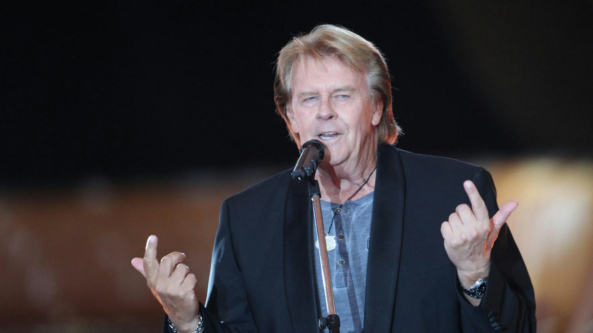 Howard Carpendale gestikuliert.